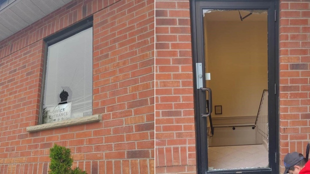 Полиция опубликовала фотографии человека, подозреваемого в том, что он разбил окна в синагоге в North York